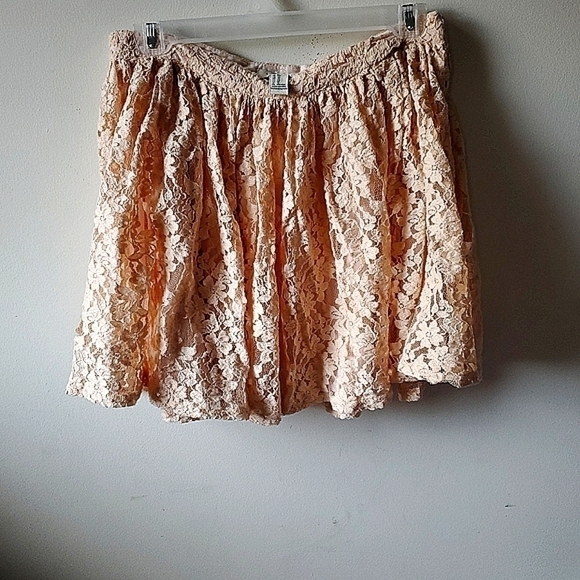 3/$15 Forever 21 LA lace Cream color skirt Size Small - Picture 3 of 12